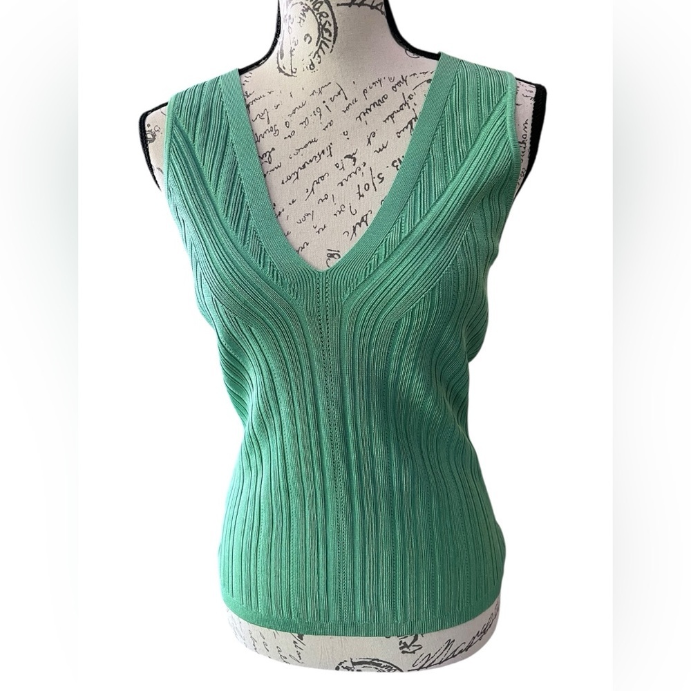 White House Black Market  sleeveless top in lush jade, size Medium, new w/o tags